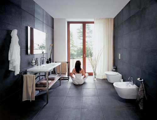 Badezimmer in Grau-Anthrazit sind elegant und zeitlos-modern. Besonders effektvoll erweist sich das Farbkonzept mit weissen Sanitärobjekten und glänzendem Edelstahl oder mattem Aluminium. (Ideal Standard) Badezimmer in Grau-Anthrazit sind elegant und zeitlos-modern. Besonders effektvoll erweist sich das Farbkonzept mit weissen Sanitärobjekten und glänzendem Edelstahl oder mattem Aluminium. (Ideal Standard)